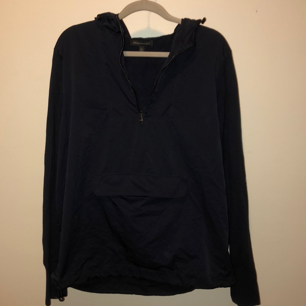 Sophisticated hoodie with front pouch